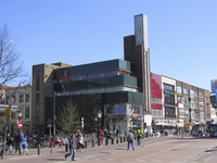 906214 Gezicht op het hoekpand Potterstraat 2 (sportwinkel Intersport) te Utrecht, vanaf de Lange Viestraat.